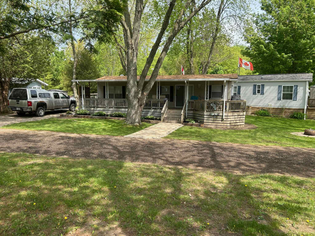 outside 1 2019 Commodore