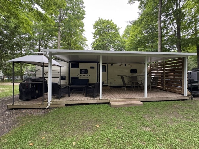 outside 1 2019 Commodore