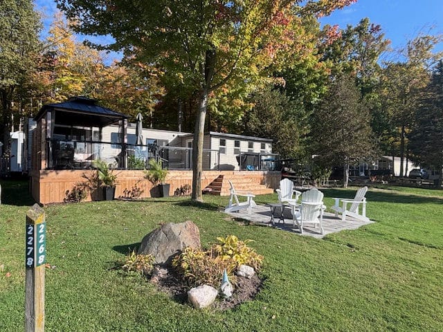 outside 2019 Commodore Home